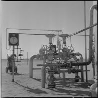 Région d'Edjeleh. Exploitations pétrolières sahariennes. Oléoducs.