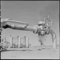 Région d'Edjeleh. Exploitations pétrolières sahariennes. Oléoducs.