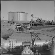 Région d'Edjeleh. Exploitations pétrolières sahariennes. Oléoducs.