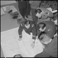 Alger. Préparation de l'opération aéroportée Ichtyosaure 1er Violet. Le commandant Jourdan montrant l'endroit où doit être parachuté le personnel.