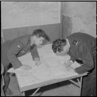 Alger. Préparation de l'opération aéroportée Ichtyosaure 1er Violet. Sous-officiers relevant les coordonnées.
