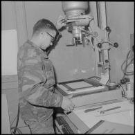 Alger. Préparation de l'opération aéroportée Ichtyosaure 1er Violet. Atelier photo pour tirages microfilms.