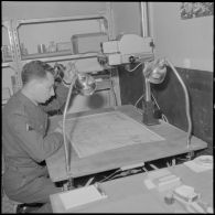 Alger. Préparation de l'opération aéroportée Ichtyosaure 1er Violet. Labo-photo pour microfilm.