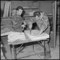 Alger. Préparation de l'opération aéroportée Ichtyosaure 1er Violet. Atelier pour la construction des maquettes.