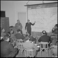 Alger. Préparation de l'opération aéroportée Ichtyosaure 1er Violet. Réunion des officiers.
