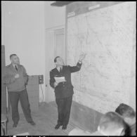 Alger. Préparation de l'opération aéroportée Ichtyosaure 1er Violet. Les commandants Evaux (à gauche) et Jourdan donnent les dernières instructions.