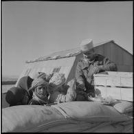 In Amenas. Un chef de centre administratif saharien (CAS) visite ses citoyens. Distribution d'un goûter.