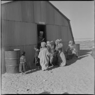 In Amenas. Un chef de centre administratif saharien (CAS) visite ses citoyens. L'école.
