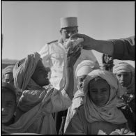 In Amenas. Un chef de centre administratif saharien (CAS) visite ses citoyens. Distribution d'un goûter.