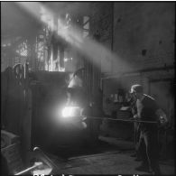 Oran. Ateliers et fonderies Célestin Ducros (AFCD). Ouvriers travaillant au four électrique et aux coulées.