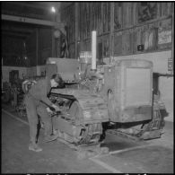 Oran. Ateliers et fonderies Célestin Ducros (AFCD). Dernière phase de montage d'un tracteur sur la chaîne.