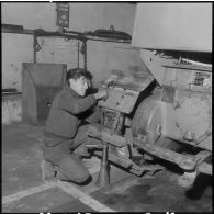 Oran. Ateliers et fonderies Célestin Ducros (AFCD). Montage des patins de chenilles d'un tracteur.