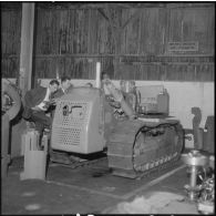 Oran. Ateliers et fonderies Célestin Ducros (AFCD). Tracteur Ducros diesel CD 85 à équipement bulldozer.
