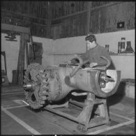 Oran. Ateliers et fonderies Célestin Ducros (AFCD). Première phase de montage sur la chaîne.