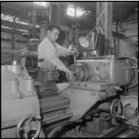 Oran. Ateliers et fonderies Célestin Ducros (AFCD). Un ouvrier travaillant sur une machine.