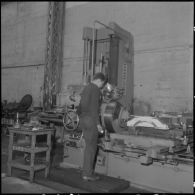 Oran. Ateliers et fonderies Célestin Ducros (AFCD). Ouvrier travaillant à son tour.