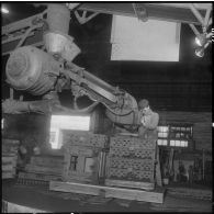 Oran. Ateliers et fonderies Célestin Ducros (AFCD). Ouvrier faisant les moules à la sableuse à haute pression.