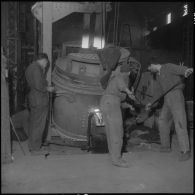 Oran. Ateliers et fonderies Célestin Ducros (AFCD). Ouvriers travaillant au four électrique et aux coulées.