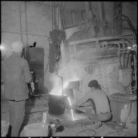 Oran. Ateliers et fonderies Célestin Ducros (AFCD). Ouvriers travaillant au four électrique et aux coulées.