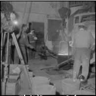Oran. Ateliers et fonderies Célestin Ducros (AFCD). Ouvriers travaillant au four électrique et aux coulées.
