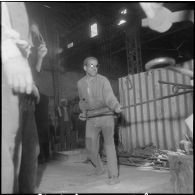 Oran. Ateliers et fonderies Célestin Ducros (AFCD). Ouvriers travaillant au four électrique et aux coulées.