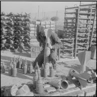 Maison Blanche. Groupe Guyenne. Armurier effectuant le montage des bombes de 50 kgs.
