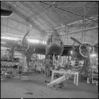 Maison Blanche. Groupe Guyenne. Un avion bombardier Douglas B 26 Invader aux ateliers pour révision.