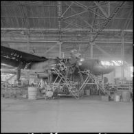 Maison Blanche. Groupe Guyenne. Un avion bombardier Douglas B 26 Invader aux ateliers pour révision.