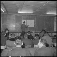 Maison Blanche. Groupe Guyenne. Préparation de la mission dans la salle de briefing.