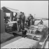Maison Blanche. Groupe Guyenne. Préparation des bombes de 50 kgs.
