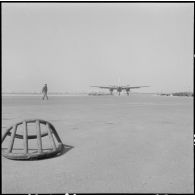 Maison Blanche. Groupe Guyenne. Avion Douglas B 26 Invader prêt à décoller.