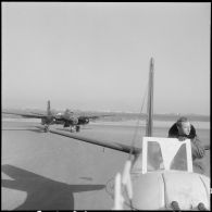 Maison Blanche. Groupe Guyenne. Avion Douglas B 26 Invader prêt à décoller.