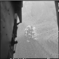 Région d'Alger. Groupe Guyenne. Largage de bombes depuis un avion Douglas B 26 Invader.