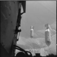 Région d'Alger. Groupe Guyenne. Largage de bombes depuis un avion Douglas B 26 Invader.