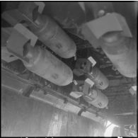 Région d'Alger. Groupe Guyenne. Les bombes dans un avion Douglas B 26 Invader.