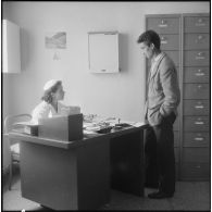 Tlemcen. Hôpital civil. Un homme parle à une femme dans un bureau.