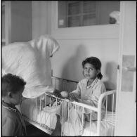 Tlemcen. Hôpital civil. Une enfant dans son lit.