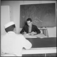 Tlemcen. Hôpital civil. Cours donné à un étudiant.