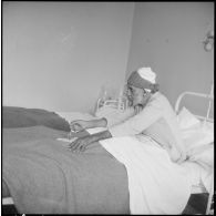 Tlemcen. Hôpital civil. Un malade en train de manger.