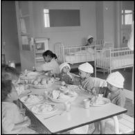 Tlemcen. Hôpital civil. Repas des enfants.