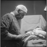 Tlemcen. Hôpital civil. Le chirurgien au cours d'une opération.