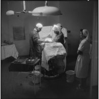 Tlemcen. Hôpital civil. La salle d'opération pendant une opération.