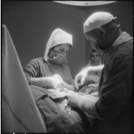 Tlemcen. Hôpital civil. Le chirurgien au cours d'une opération.