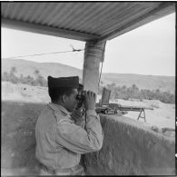 Frontière marocaine. 4e régiment d'artillerie de marine (RAMa). Un soldat malgache surveillant la frontière.