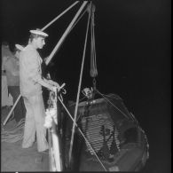 Alger. Port. Canot de sauvetage de l'escorteur côtier "L'enjoué" (P647).