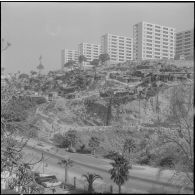 Alger. Bidonvilles de la cité Vinci avec à l'arrière plan les nouveaux bâtiments de la cité Diar-es-Schems.