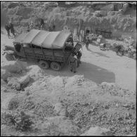 Alger. Chargement d'un camion.