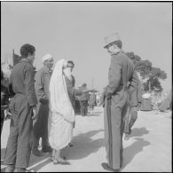 Alger. Habitants des bidonvilles discutant avec l'officier chargé des opérations de déménagements et d'emménagement.