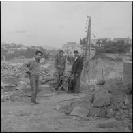 Alger. Ouvriers travaillant à la construction des bâtiments de la cité Diar-es-Schems.