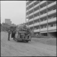 Alger. Voiture transportant du mobilier.